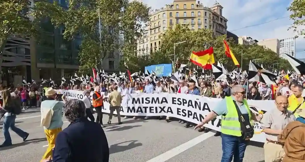 FOTOGRAFÍA. BARCELONA, 12 DE OCTUBRE DE 2026. La manifestación y concentración de la Hispanidad y 12 Octubre de 2026 reúne a varios miles de personas en el centro de Barcelona en defensa de la Ciudad Autónoma de Ceuta, invadida en la actualidad por Marruecos. La convocatoria de la nueva plataforma Unidos por Ceuta ha recibido las adhesiones del Movimiento Cívico d'Espanya i Catalans, la Asociación Empresaris de Catalunya, de Asociación Ciudadanos para la Libertad, de plataforma Catalunya Suma por España, de Asociación La Latina, de Asociación S'ha Acabat!, de Asociación Aixeca't-Levántate, de Asociación Españoles de a Pie, de Asociación de Profesores por el Bilingüismo y de Asociación Los de Artos, contando los apoyos políticos de Vox, el Partido Popular (PP) y Ciutadans Partit de la Ciutadanía Ciudadanos (Cs). Lasvocesdelpueblo (Ñ Pueblo)