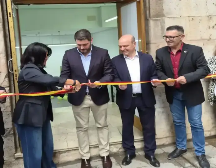 Vox abre sede en Teruel y valora como una buena noticia el adelanto electoral de Sánchez (1) FOTOGRAFÍA. TERUEL, 05 DE OCTUBRE DE 2026. La vicesecretaria nacional de Organización Territorial de Vox y diputada en el Congreso de los Diputados, María de la Cabeza Ruiz Solas, preside el acto de inauguración de la sede de Vox en Teruel. El acto ha contado con el arrope de los principales cuadros orgánicos de la zona, encabezados por el presidente provincial y diputado autonómico, Alejandro Nolasco Asensi, junto al líder de Vox Zaragoza, Santiago Morón, y el responsable de Vox Huesca, Francisco Casarrubio. Lasvocesdelpueblo (Ñ Pueblo)