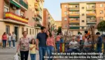FOTOGRAFÍA. ESPAÑA, 04 DE OCTUBRE DE 2026. Vista general de un barrio obrero español en un ambiente de convivencia familiar y optimismo comunitario tras el vuelco político parlamentario. En primer término, las familias caminan sonrientes compartiendo escenas cotidianas mientras los niños juegan en el parque infantil integrado entre los edificios residenciales. Las fachadas de las viviendas lucen de manera visible banderas de España en las entradas de las terrazas y balcones, reflejando el arraigo y la estabilidad vecinal que proyecta el plan de prosperidad familiar de la formación patriota. Lasvocesdelpueblo (Ñ Pueblo)