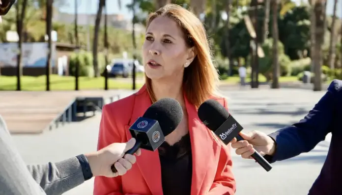 FOTOGRAFÍA. SALOU, 09 DE OCTUBRE DE 2026. la portavoz del Grupo Municipal de Vox en el Ayuntamiento de Salou, Ana Belén Rodríguez Ros, atiende a los medios de comunicación en el Monumento de Jaime I de la ciudad. Lasvocesdelpueblo (Ñ Pueblo)