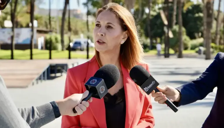 FOTOGRAFÍA. SALOU, 09 DE OCTUBRE DE 2026. la portavoz del Grupo Municipal de Vox en el Ayuntamiento de Salou, Ana Belén Rodríguez Ros, atiende a los medios de comunicación en el Monumento de Jaime I de la ciudad. Lasvocesdelpueblo (Ñ Pueblo)