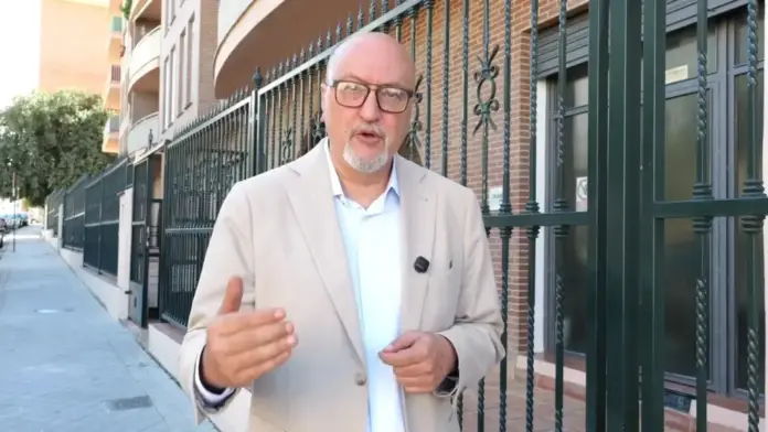 Vox exige a Pedro Sánchez elecciones inmediatas tras el colapso de sus decretos comunistas de vivienda, Ricardo López Olea FOTOGRAFÍA. SEVILLA, 04 DE OCTUBRE DE 2026. El portavoz de Vox en la Comisión de Vivienda de la cámara andaluza, Ricardo López Olea, registrado este domingo durante una declaración institucional de la formación patriota. Lasvocesdelpueblo (Ñ Pueblo)