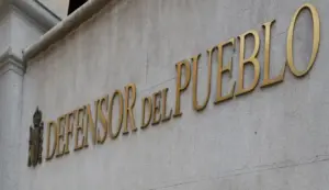 FOTOGRAFÍA. MADRID, 18 D EOCTUBRE DE 2026. Detalle de la fachada de la Defensoría del pueblo español, titular del exministro y exlíder del Partido Socialista Obrero Español (PSOE) y excandidato del PSOE a la Presidencia del Gobierno de la Comunidad de Madrid, Ángel Gabilondo Pujol. Lasvocesdelpueblo (Ñ Pueblo)