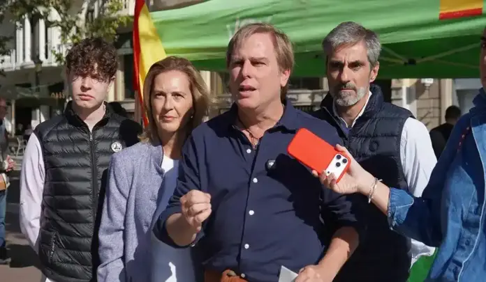 Vox exige la deportación de los delincuentes tras la noche de terror en Barcelona FOTOGRAFÍA. BARCELONA, 25 DE OCTUBRE DE 2026. El presidente del Comité Ejecutivo Provincial (CEP) de Vox en Barcelona y portavoz del Grupo Parlamentario en el Parlament de Catalunya, Joan Garriga Doménech (2 d); junto al presidente del Grupo Municipal en el Ayuntamiento de Barcelona, Gonzalo de Oro-Polido Plaza (d); y la candidato número dos de Vox por Barcelona al Congreso de los Diputados para las elecciones anticipadas del próximo domingo 29 de noviembre de 2026 (29N), María Caridad Mejías Sánchez (2 i), registrado este domingo durante en Barcelona. Lasvocesdelpueblo (Ñ Pueblo)