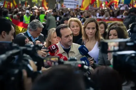 FOTOGRAFÍA. MADRID, 25 D EOCTUBRE DE 2026. El presidente de Vox Ceuta y portavoz parlamentario de la formación patriota en la Asamblea ceutí, Juan Sergio Redondo Pacheco; junto a la portavoz nacional de Agenda España y portavoz del Grupo Parlamentario de la formación verde en la Asamblea de Madrid, Isabel Pérez-Moñino-Aranda; y la portavoz nacional de Familia de Vox y portavoz del Grupo Municipal de Vox en el Ayuntamiento de Pozuelo de Alarcón, Ainhoa García Flórez; el eurodiputado del Grupo Parlamentario de Patriots for Europe, Hermann Leopold Tertsch y del Valle-Lersundi; entre otros cargos orgánicos del partido patriota, participa a la marcha multitudinaria convocada por la plataforma de ceutíes Mujeres Caballas. Lasvocesdelpueblo (Ñ Pueblo)