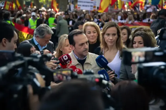 FOTOGRAFÍA. MADRID, 25 D EOCTUBRE DE 2026. El presidente de Vox Ceuta y portavoz parlamentario de la formación patriota en la Asamblea ceutí, Juan Sergio Redondo Pacheco; junto a la portavoz nacional de Agenda España y portavoz del Grupo Parlamentario de la formación verde en la Asamblea de Madrid, Isabel Pérez-Moñino-Aranda; y la portavoz nacional de Familia de Vox y portavoz del Grupo Municipal de Vox en el Ayuntamiento de Pozuelo de Alarcón, Ainhoa García Flórez; el eurodiputado del Grupo Parlamentario de Patriots for Europe, Hermann Leopold Tertsch y del Valle-Lersundi; entre otros cargos orgánicos del partido patriota, participa a la marcha multitudinaria convocada por la plataforma de ceutíes Mujeres Caballas. Lasvocesdelpueblo (Ñ Pueblo)