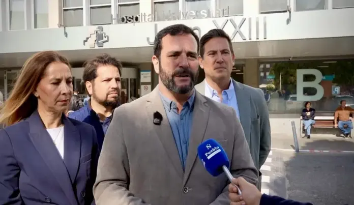 FOTOGRAFÍA. TARRAGONA, 30 DE OCTUBRE DE 2026. La candidatura de Vox por Tarragona de cara al 29N, Jordi Albert de la Fuente Miró (Jordi de la Fuente); junto al presidente del Comité Ejecutivo Provincial (CEP) de Vox en Tarragona, Sergio Macián de Greef; la número dos de la candidatura a la Cámara Baja y portavoz municipal en Salou, Ana Belén Rodríguez Ros; y el segundo diputado de la formación patriótica en el Parlament de Catalunya por la circunscripción, Javier Ramírez Gutiérrez; atiende a los medios de comunicación este viernes en los accesos del Hospital Universitari Joan XXIII. Lasvocesdelpueblo (Ñ Pueblo)