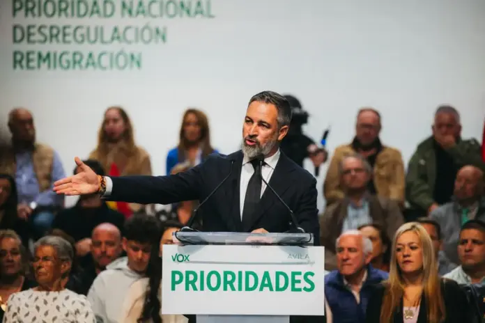 Vox llena Ávila en un acto de luto por Urda y de exigencia de responsabilidades (1) FOTOGRAFÍA. ÁVILA, 29 DE OCTUBRE DE 2026. Vista del escenario del Centro de Exposiciones y Congresos Lienzo Norte de Ávila completamente abarrotado, donde Santiago Abascal (en la imagen), Samuel Vázquez, Carlos Pollán y Sara Beltrán han encabezado el acto público de precampaña electoral rindiendo homenaje a las víctimas del accidente de Urda. Lasvocesdelpueblo (Ñ Pueblo)
