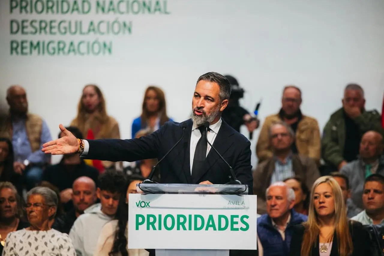 FOTOGRAFÍA. ÁVILA, 29 DE OCTUBRE DE 2026. Vista del escenario del Centro de Exposiciones y Congresos Lienzo Norte de Ávila completamente abarrotado, donde Santiago Abascal (en la imagen), Samuel Vázquez, Carlos Pollán y Sara Beltrán han encabezado el acto público de precampaña electoral rindiendo homenaje a las víctimas del accidente de Urda. Lasvocesdelpueblo (Ñ Pueblo)
