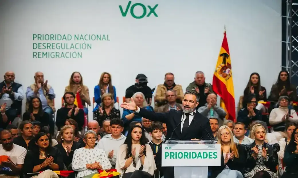 FOTOGRAFÍA. ÁVILA, 29 DE OCTUBRE DE 2026. Vista del escenario del Centro de Exposiciones y Congresos Lienzo Norte de Ávila completamente abarrotado, donde Santiago Abascal (en la imagen), Samuel Vázquez, Carlos Pollán y Sara Beltrán han encabezado el acto público de precampaña electoral rindiendo homenaje a las víctimas del accidente de Urda. Lasvocesdelpueblo (Ñ Pueblo)