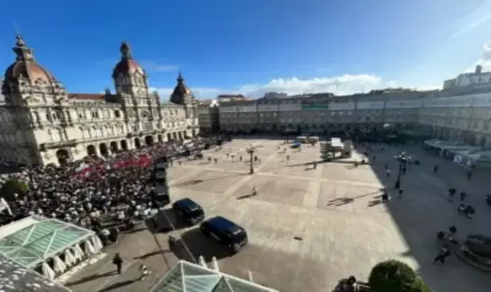 FOTOGRAFÍA. LA CORUÑA, 21 DE OCTUBRE DE 2026. Despliegue de los furgones de la Unidad de Intervención Policial de la Policía Nacional para contener a miles de contramanifestantes separatistas y de ultraizquierda que ocuparon la plaza de María Pita para intentar impedir el acto político de Vox en pleno periodo electoral. La imagen Ofrece una panorámica aérea en ángulo picado de la plaza de María Pita de La Coruña durante la jornada de los hechos. Se observa la imponente fachada del Palacio Municipal y la gran explanada central ocupada masivamente por una multitud de contramanifestantes portando banderas separatistas y pancartas, los cuales son contenidos en la franja inferior por una alineación de furgones de la Unidad de Intervención Policial (UIP) de la Policía Nacional que delimitan el área de paso. Lasvocesdelpueblo (Ñ Pueblo)