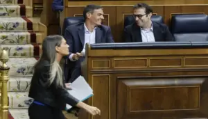 FOTOGRAFÍA. MADRID, 24 DE JUNIO DE 2026. La portavoz de Junts, Míriam Nogueras (i) camina junto al presidente del Gobierno, Pedro Sánchez (c) y su ministro de Economía, Carlos Cuerpo (d) tras su intervención en la sesión de control al Gobierno en el Congreso, este 24 de junio. EFE