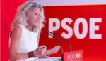 FOTOGRAFÍA. MADRID, 27 DE JULIO DE 2026. Vista de la exportavoz de la Comisión Ejecutiva Federal del PSOE, Montserrat Mínguez García ("Montse Mínguez"), ofreciendo una declaración institucional ante los medios de comunicación desde el atril de la sede nacional de la calle Ferraz. La imagen recoge a la diputada socialista en una de sus comparecencias institucionales previas a su fulminante dimisión irrevocable, acontecida este viernes en medio de un demoledor escándalo político tras desvelarse que su pareja sentimental, Sergi Vélez Viola, administra el masivo holding inmobiliario "Nest Capital". La caída de la portavoz, cercada por las denuncias de desahucios civiles ejecutados por las mercantiles de su entorno íntimo y la fiscalización parlamentaria de Vox por recibir 200.000 euros en subvenciones públicas de la Generalitat de Catalunya, ha hecho saltar por los aires la retórica del sanchismo sobre la crisis de la vivienda y los "fondos buitre". Lasvocesdelpueblo (Ñ Pueblo)