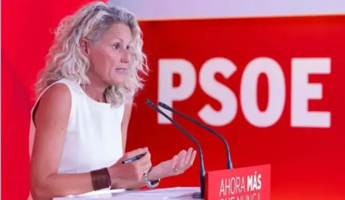 FOTOGRAFÍA. MADRID, 27 DE JULIO DE 2026. Vista de la exportavoz de la Comisión Ejecutiva Federal del PSOE, Montserrat Mínguez García ("Montse Mínguez"), ofreciendo una declaración institucional ante los medios de comunicación desde el atril de la sede nacional de la calle Ferraz. La imagen recoge a la diputada socialista en una de sus comparecencias institucionales previas a su fulminante dimisión irrevocable, acontecida este viernes en medio de un demoledor escándalo político tras desvelarse que su pareja sentimental, Sergi Vélez Viola, administra el masivo holding inmobiliario "Nest Capital". La caída de la portavoz, cercada por las denuncias de desahucios civiles ejecutados por las mercantiles de su entorno íntimo y la fiscalización parlamentaria de Vox por recibir 200.000 euros en subvenciones públicas de la Generalitat de Catalunya, ha hecho saltar por los aires la retórica del sanchismo sobre la crisis de la vivienda y los "fondos buitre". Lasvocesdelpueblo (Ñ Pueblo)