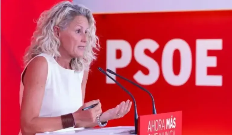 FOTOGRAFÍA. MADRID, 27 DE JULIO DE 2026. Vista de la exportavoz de la Comisión Ejecutiva Federal del PSOE, Montserrat Mínguez García ("Montse Mínguez"), ofreciendo una declaración institucional ante los medios de comunicación desde el atril de la sede nacional de la calle Ferraz. La imagen recoge a la diputada socialista en una de sus comparecencias institucionales previas a su fulminante dimisión irrevocable, acontecida este viernes en medio de un demoledor escándalo político tras desvelarse que su pareja sentimental, Sergi Vélez Viola, administra el masivo holding inmobiliario "Nest Capital". La caída de la portavoz, cercada por las denuncias de desahucios civiles ejecutados por las mercantiles de su entorno íntimo y la fiscalización parlamentaria de Vox por recibir 200.000 euros en subvenciones públicas de la Generalitat de Catalunya, ha hecho saltar por los aires la retórica del sanchismo sobre la crisis de la vivienda y los "fondos buitre". Lasvocesdelpueblo (Ñ Pueblo)