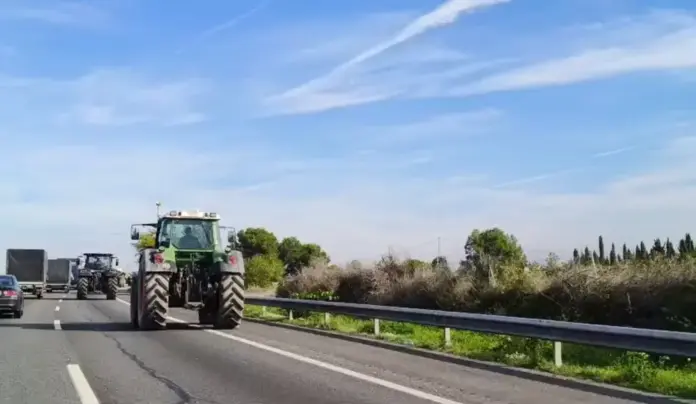 protestas y movilizaciones d elos agricultores, ganaderos, sector primario, Cataluña (2) FOTOGRAFÍA. BARCELONA, 14 DE OCTUBRE DE 2026. El sector primario catalán sube a bordo de sus tractores para realizar una marcha lenta por la emblemática autopista catalana AP-7 en dirección a Barcelona frente al abandono de la Administración socialista catalana de Salvador Illa Roca a los obreros del campo catalán. Lasvocesdelpueblo (Ñ Pueblo)