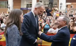 FOTOGRAFÍA. CEURA, 13 DE OCTUBRE DE 2026. Los Reyes de España —Felipe Juan Pablo Alfonso de Todos los Santos de Borbón y Grecia (Felipe VI) y Letizia Ortiz Rocasolano— han visitado oficialmente la Ciudad Autónoma de Ceuta este martes 13 de octubre de 2026, apenas veinticuatro horas después de la celebración de la Fiesta Nacional y el Día de la Hispanidad. Lasvocesdelpueblo (Ñ Pueblo)